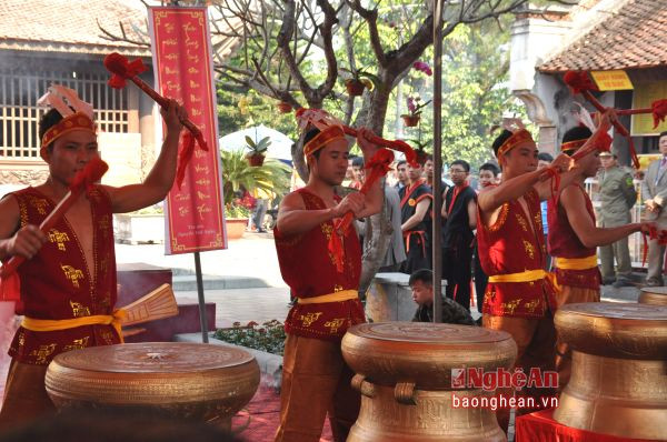 Biểu diễn trống đồng tại Lê hội đền Quang Trung. Ảnh Thanh Thủy