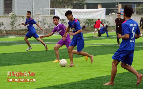 Trận đấu giữa đội FC Phú Thành và FC Phan Đăng Lưu diễn ra với chất lượng kỹ thuật chuyên môn cao. Ảnh: Thái Dương