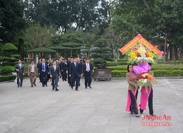 Đoàn đại biểu lãnh đạo tỉnh Nghệ An dâng hoa tại Khu di tích Kim Liên (Nam Đàn). Ảnh: Thu Giang.