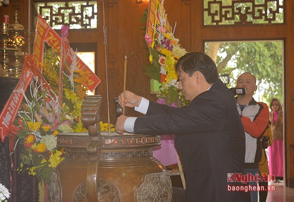 Bí thư Tỉnh ủy Nguyễn Đắc Vinh dâng nén hương thơm lên anh linh Chủ tịch Hồ Chí Minh vĩ đại. Ảnh: Thu Giang.