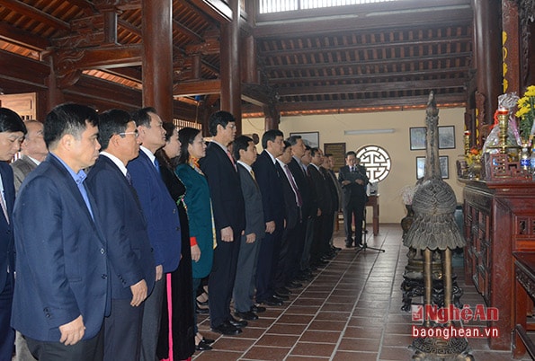 Lãnh đạo tỉnh hành hương về Khu tưởng niệm Tổng Bí thư Lê Hồng Phong (Hưng Nguyên). Ảnh: Thu Giang.