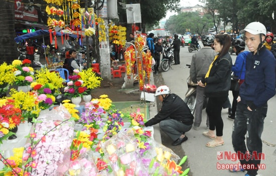 Bên cạnh hoa tươi, nhiều người dân cũng rất thích thú mua hoa khô, hoa nhựa