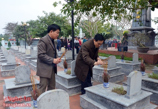 Đồng chí Phó Chủ tịch UBND tỉnh thắp hương tưởng niệm các Anh hùng liệt sỹ tại Nghĩa trang Liệt sỹ xã Thanh Tiên, Thanh Chương.