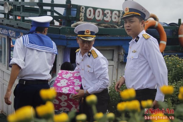 Chuyển quà Tết lên đảo Lý Sơn.