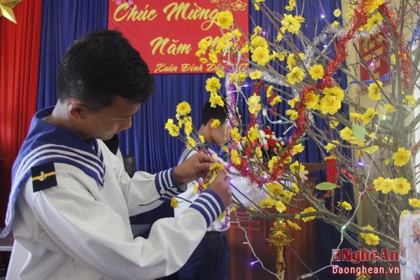 Các chiến sỹ Hải quân Trạm ra đa 550 (Lý Sơn) trang trí cành mai Tết.