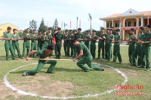 Trò chơi đẩy gậy. Ảnh Tường Hiếu