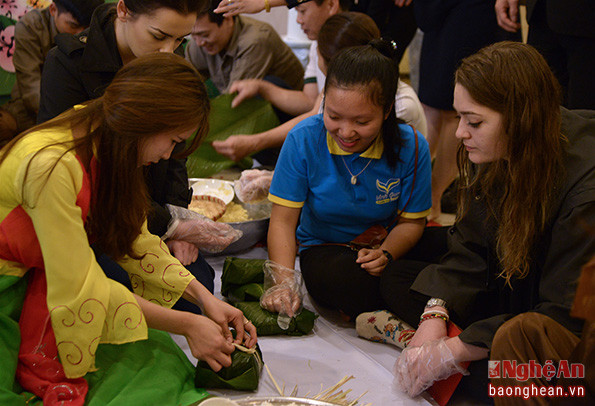 Có những vị khách đã từng ăn Tết ở Việt Nam song đây là lần đầu tiên họ được trải nghiệm phong tục gói bánh chưng. 