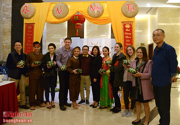 Nhóm khách nước ngoài chụp ảnh lưu niệm cùng nhân viên khách sạn Mường Thanh Sông Lam và nhóm Vinh Guru.