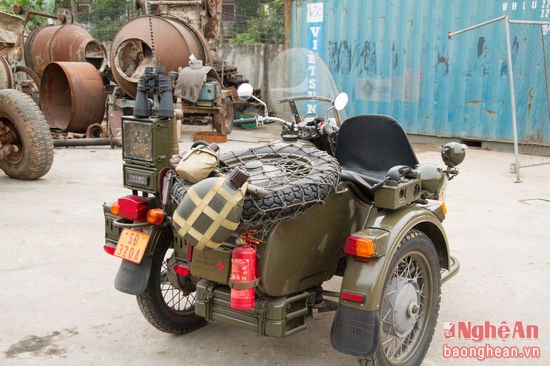 Ural  M72 với phần vỏ xe được sơn màu ôliu xám, sử dụng loại vải phủ thuyền và đặc biệt là có cả chân cắm súng máy. Ural M72  được trang bị một lốp dự phòng ở phía sau thuyền của xe và một chiếc xẻng. Điểm nhấn của M72 chính là bình xăng hình giọt nước khiến chiếc xe trở nên mềm mại hơn dù vẫn mang thiết kế mạnh mẽ của nhà binh. 