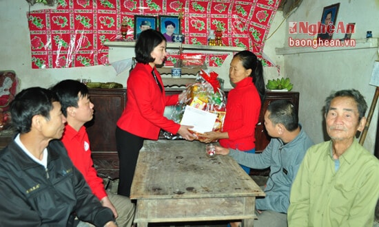Bà Nguyễn Lương Hồng - Chủ tịch Hội chữ thập đỏ Nghệ An trao quà Tết và tiền ủng hộ cho gia đình chị Lê Thị Loan ở xóm 4, xã Phúc Sơn
