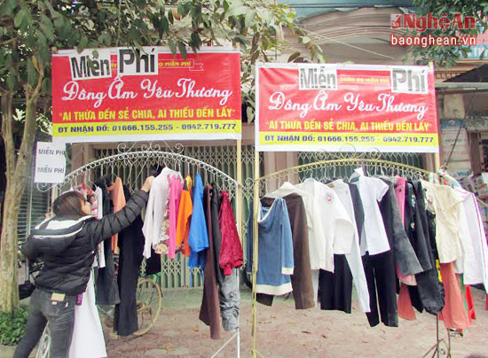 Quầy quần áo miễn phí dành cho người nghèo được đặt tại Thị trấn Con Cuông.