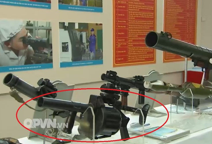 Trong chương trình giới thiệu các thành tựu của Viện Vũ khí, Tổng cục Công nghiệp Quốc phòng do kênh QPVN thực hiện mới đây, bên cạnh các loại súng chống tăng, súng máy hiện đại, chúng ta với tinh thần tự lực, tự cường đã phát triển và sản xuất hàng loạt thành công các dòng súng phóng lựu liên thanh với tính năng ngang ngửa các sản phẩm nước ngoài. Ảnh: Dấu đỏ là súng phóng lựu MGL Mk 1 do Việt Nam sản xuất theo mẫu của Nam Phi. Nguồn ảnh: Kênh QPVN