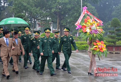 Đoàn đại biểu CBCS BĐBP Nghệ An dâng hoa, dâng hương, báo công tại Khu di tích Kim Liên. Ảnh: Lê Thạch