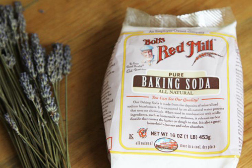 Bột baking soda, hoa oải hương: Khi nói đến các sản phẩm làm sạch tự nhiên, bột baking soda được mệnh danh là 