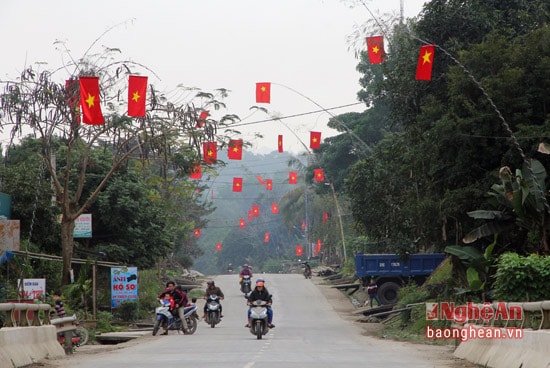 Cho đến những bản làng xa xôi hẻo lãnh ở miền Tây xứ Nghệ đều được trang hoàng bằng cờ hoa, băng rôn rất đẹp mắt.