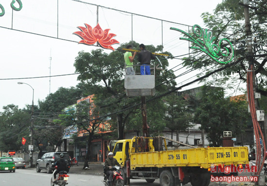 Chỉnh trang hệ thống chiếu sáng nghệ thuật trên tuyến đường Nguyễn Thị Minh Khai. Ảnh: Minh Chi.
