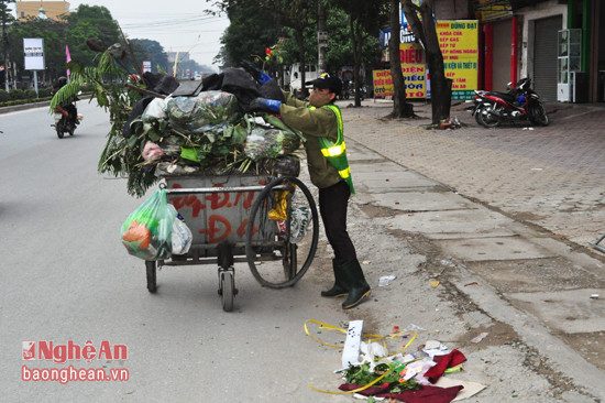 Công nhân vệ sinh môi trường chia 3 ca làm việc liên tục trong 24h/ngày, đảm bảo cho thành phố luôn sạch sẽ. Ảnh: Minh Chi.