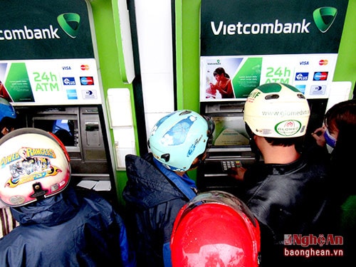 Phía trong điểm rút tiền ATM chen chúc. Ảnh Quang An