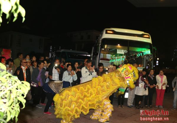 Đoàn khách Thái Làn hào hứng xem màn múa lân chào đón năm mới