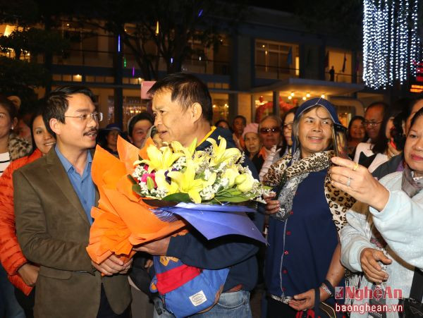 Lãnh đạo Trung tâm xúc tiến du lịch tỉnh tặng hoa cho đoàn khách đến từ Thái Lan