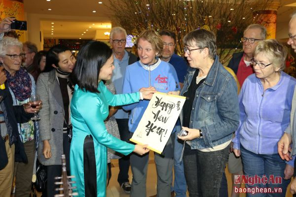 Bà Nguyễn Thị Thành An - Phó Giám đốc Sở Du lịch tặng chữ cho các du khách đến từ Hà Lan