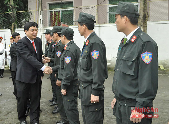Đồng chí Nguyễn Đắc Vinh thăm hỏi các chiến sỹ cảnh sát cơ động làm nhiệm vụ trong thời gian nghỉ Tết. Ảnh: Mai Hoa.
