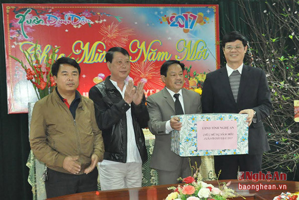 Phó Chủ tịch thường trực UBND tỉnh Lê Xuân Đại tặng quà Tết cho Công ty TNHH Một thành viên Môi trường đô thị Nghệ An. Ảnh: Mai Hoa.