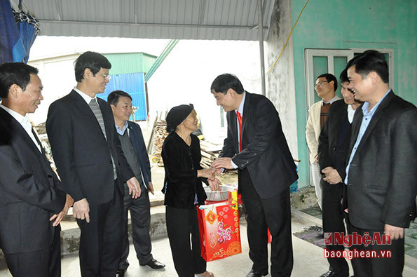 Đoàn thăm, tặng quà gia đình bà Nguyễn Thị Thán (xóm Bắc Thịnh, xã Nghị Thiết, huyện Nghi Lộc). Ảnh: MInh Chi.