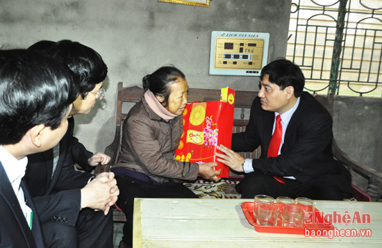 Bí thư Tỉnh ủy tặng quà cho bà Nguyễn Thị Thành, sống độc thân và đang chạy thận nhân tạo