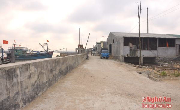 Hệ thống đê kè chắn sóng đoạn đi qua xã Quỳnh Lập- thị xã Hoàng Mai.