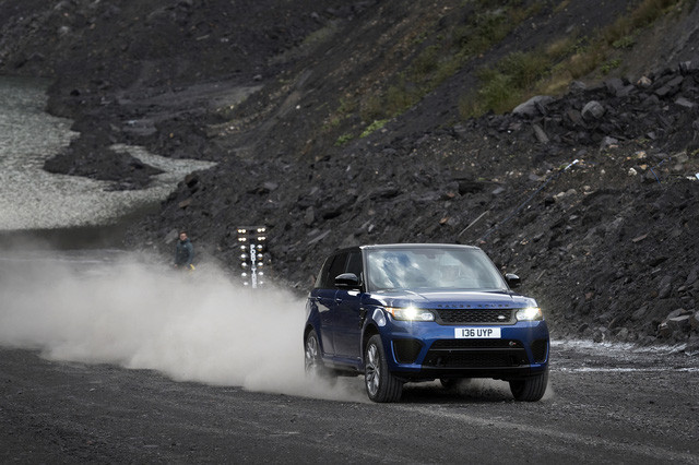 Trên đường cát, sỏi, Range Rover Sport SVR cũng chỉ mất 5,3 giây để đạt 100km/h.