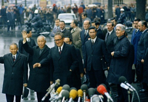 Từ trái qua: ông Xuân Thủy, ông Lê Đức Thọ và ông Henry Kissinger vẫy chào người dân sau khi buổi họp cuối cùng giữa các bên tại Trung tâm hội nghị quốc tế ở Paris kết thúc vào ngày 23/1/1973