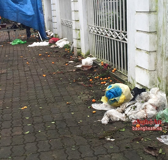 Dọc công viên trung tâm, những mớ rác thải từ các hộ bán hoa ngày một nhiều. Đó là ni lông, áo mưa, đồ dùng sinh hoạt của những người bán hoa thậm chí cả củi lửa nấu ăn...Ảnh: Trân Châu.