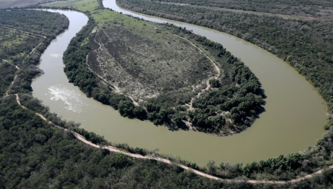 Dòng sông Rio Grande chạy dọc một phần biên giới Mỹ - Mexico, gần McAllen, Texas. Phóng viên Gregory Krieg từ CNN miêu tả 