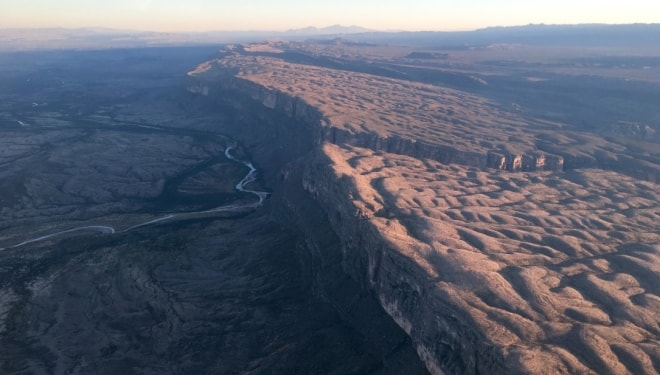 Những ngọn núi, vực sâu và hoang mạc tạo nên cảnh tượng hùng vĩ tại vùng Big Bend, phía tây biên giới Texas - Mexico. Độ cao của khu vực này dao động từ 550 m đến 2.400 m