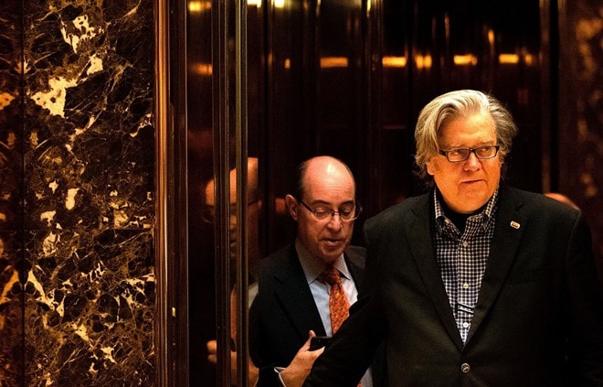 Stephen Miller (sau) và Steve Bannon, hai nhân vật thân cận của ông Trump, được cho là những người viết các sắc lệnh hành pháp của tổng thống. Ảnh: Getty.