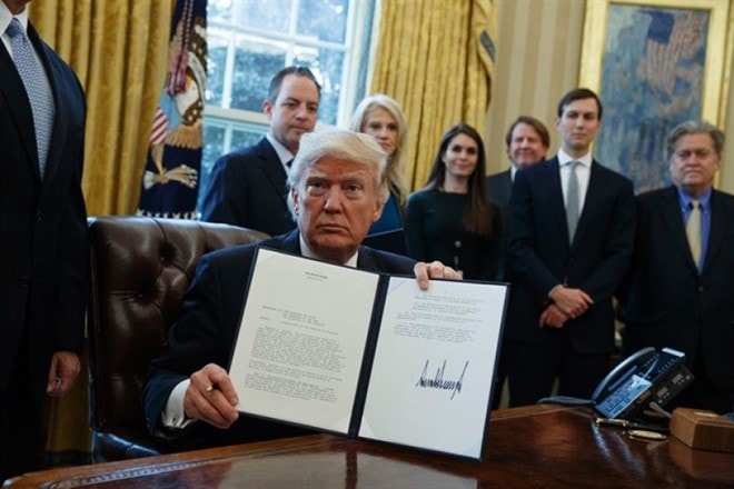Tổng thống Trump ký sắc lệnh hành pháp về việc xây dựng đường ống dẫn dầu Keystone XL ngày 24/1. Ảnh: AP.