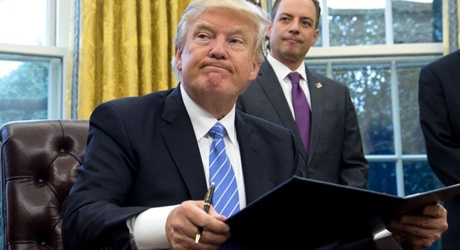 Tổng thống Donald Trump ký một sắc lệnh hành pháp ở phòng Bầu Dục, Nhà Trắng, ngày 23/1. Ảnh: Getty.