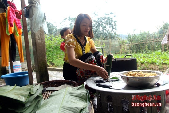 Không khí Tết đang tràn ngập ở khu vực tái định cư. Niềm vui mới đang sắp đến với những chiếc bánh chưng, bánh tét được gói đẹp mắt trong ngày cuối năm.