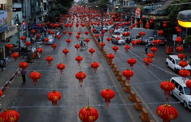 Cảnh trang hoàng đón Tết 2017 tại một con đường thuộc khu phố người Hoa ở Yangon, Myanmar. Ảnh: Reuters