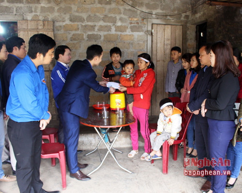 1.Chi đoàn khối dân và Chi đoàn Huyện ủy Thanh Chương đến trao quà và giúp gia đình chị Hồng đón Tết.