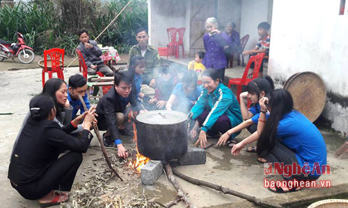  Nấu bánh tết cùng gia đình nghèo ở xã Thanh Khai. Ảnh: Huy Thư.
