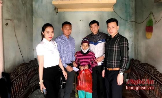 1. Cựu đội trưởng SLNA, tuyển thủ QG Nguyễn Trọng Hoàng đã tranh thủ những ngày nghỉ quý giá của mình trong dịp Tết để đến hỏi thăm, chúc Tết và trao quà cho những hoàn cảnh khó khăn tại Nghi Tân, thị xã Cửa Lò. 