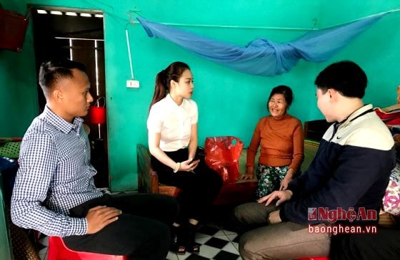 Không chỉ tại Cửa Lò, anh và bạn bè của mình tại đội bóng FC Family còn thay mặt các Mạnh Thường Quân trao nhiều phần quà cho những hoàn cảnh neo đơn ở các huyện khác... 