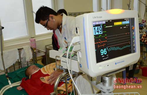 Các bác sĩ khoa Hồi sức Cấp cứu Chống độc, Bệnh viên Sản Nhi Nghệ An chạy đu cùng thời gian để điều trị cho các cháu bệnh nặng.