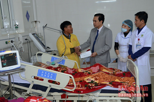Lãnh đạo Bệnh viện Đa khoa Thành phố Vinh tặng quà Tết động viên cho bệnh nhân và người nhà đang phải đón Giao thừa nơi phòng bệnh.