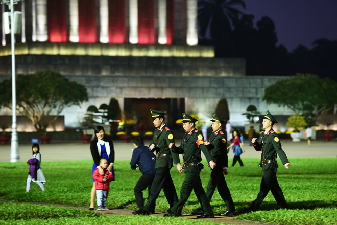 Những chiến sĩ cảnh vệ làm nhiệm vụ tại Lăng Chủ tịch Hồ Chí Minh với các động tác nghiêm trang, dứt khoát trong chiều tối cuối năm.