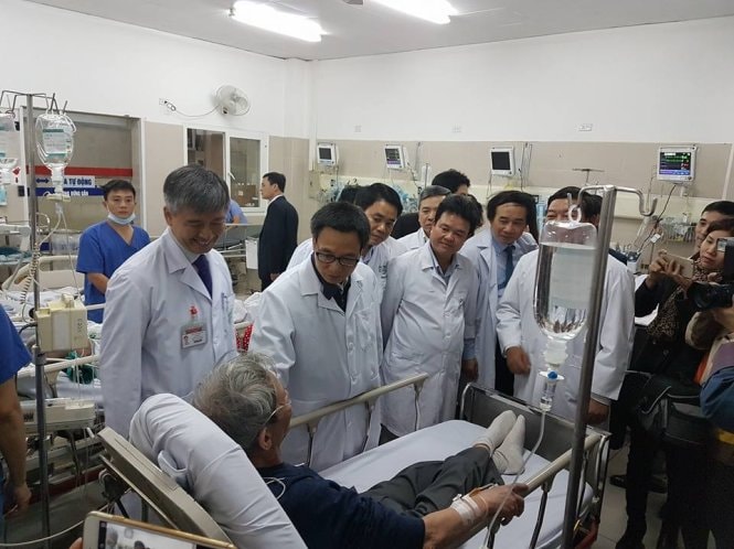 Ông Vũ Đức Đam thăm công nhân vệ sinh và bệnh nhân 