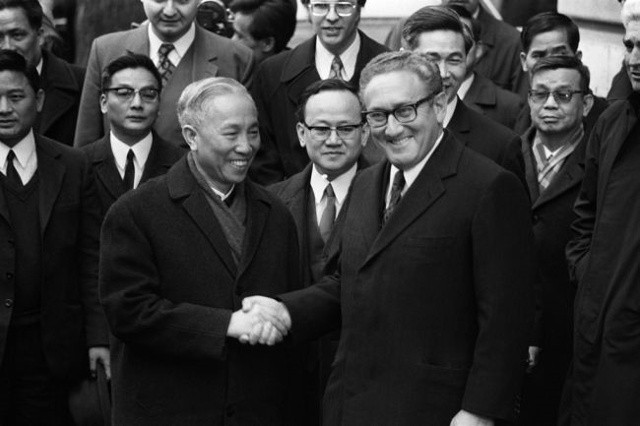 Ông Lê Đức Thọ bắt tay ông Henry Kissinger sau khi các bên đã ký tắt vào Hiệp định Paris ngày 23/1/1973. Việc Mỹ buộc phải ký Hiệp định Paris là thắng lợi to lớn, tạo ra cục diện có lợi cho cuộc đấu tranh giải phóng miền nam và thống nhất đất nước. Ảnh: AFP