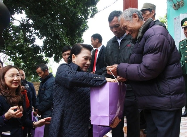   Ngày 14/1/2017, đồng chí Nguyễn Thị Kim Ngân - Ủy viên Bộ Chính trị, Chủ tịch Quốc hội đã tới thăm, tặng quà và chúc tết nhân dân một số xã biên giới huyện Hải Hà, TP Móng Cái, tỉnh Quảng Ninh và các đơn vị lực lượng vũ trang đang đóng chân trên địa bàn. Ảnh Chủ tịch Quốc hội tặng quà và chúc Tết các hộ dân xã Quảng Sơn, Quảng Đức (huyện Hải Hà, tỉnh Quảng Ninh). Nguồn ảnh: QNP.